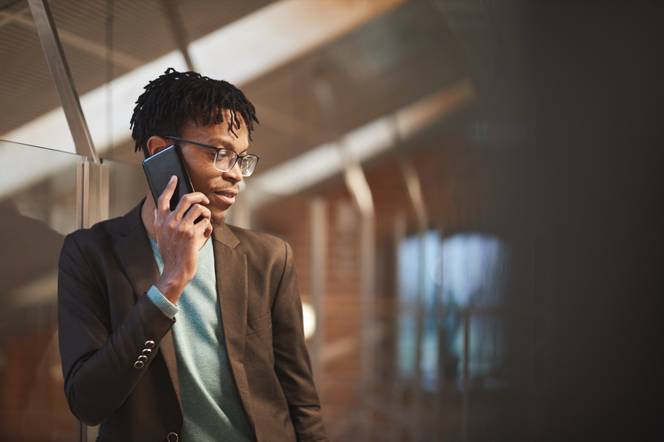 Person i telefon i Gängtappens lokaler